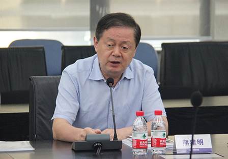 說明: F:\【資料與辦公】\辦公區(qū)\2.網(wǎng)站新聞\2019年\9月\2019.09.07 方大集團舉辦“高級管理人員研修班”培訓\熊總(文中.jpg