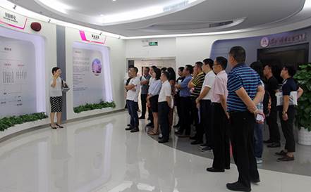 說明: F:\【資料與辦公】\辦公區(qū)\2.網(wǎng)站新聞\2019年\9月\2019.09.07 方大集團舉辦“高級管理人員研修班”培訓\參觀展廳(文中.jpg