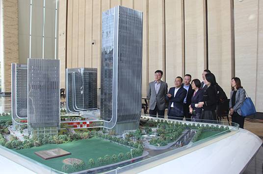 說明: F:\【資料與辦公】\辦公區(qū)\2.網(wǎng)站新聞\2019年\12月\2019.12.10 上海市松江區(qū)經(jīng)濟(jì)科技開發(fā)區(qū)黨工委書記袁球坤一行蒞臨方大集團(tuán)考察\參觀(文中.jpg